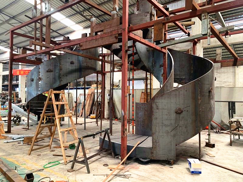 sided railing stringer for helical staircase